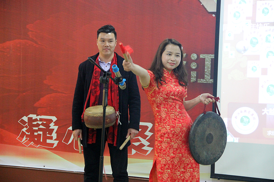 《 一等奖 》抽奖嘉宾赣州原民政局党组书记陈式金先生《 二等奖 》