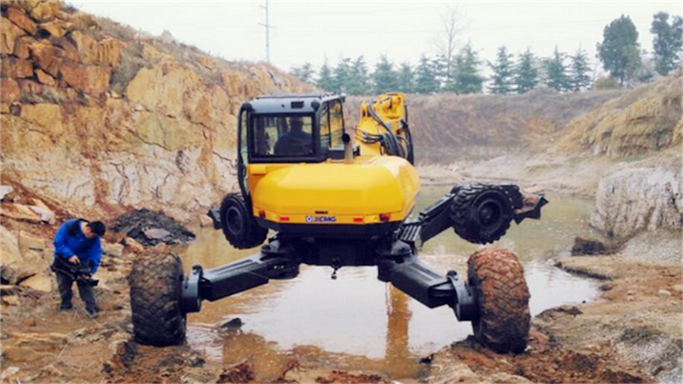 钢铁蜘蛛侠et110步履式挖掘机-科幻造型与智能力量的新型产物